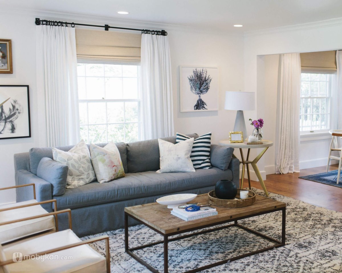 Окно за диваном в гостиной