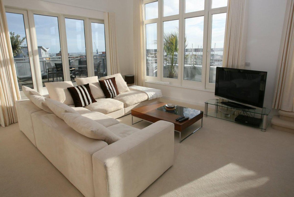 Гостиная с двумя диванами