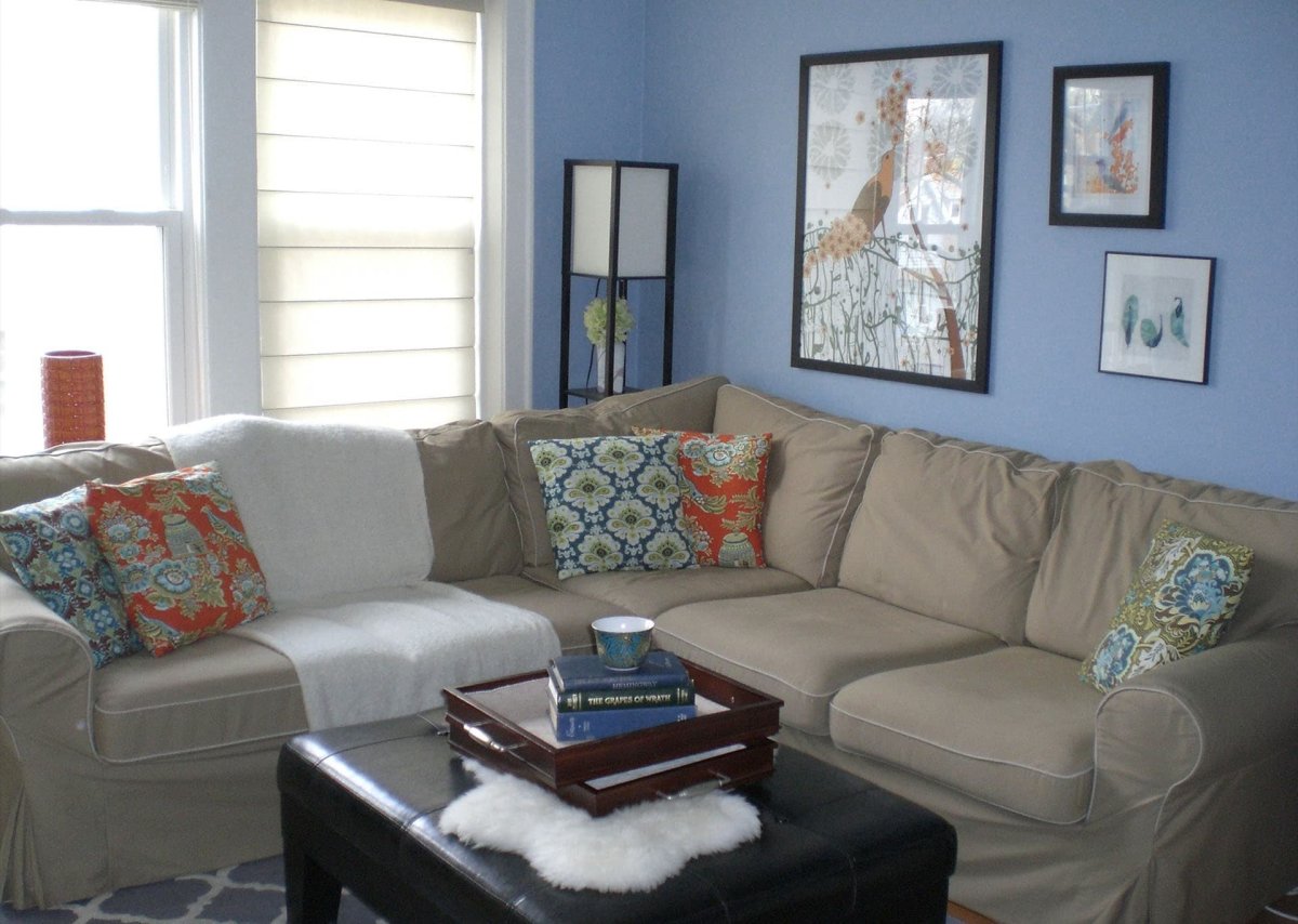 Диван у окна в маленькой гостиной