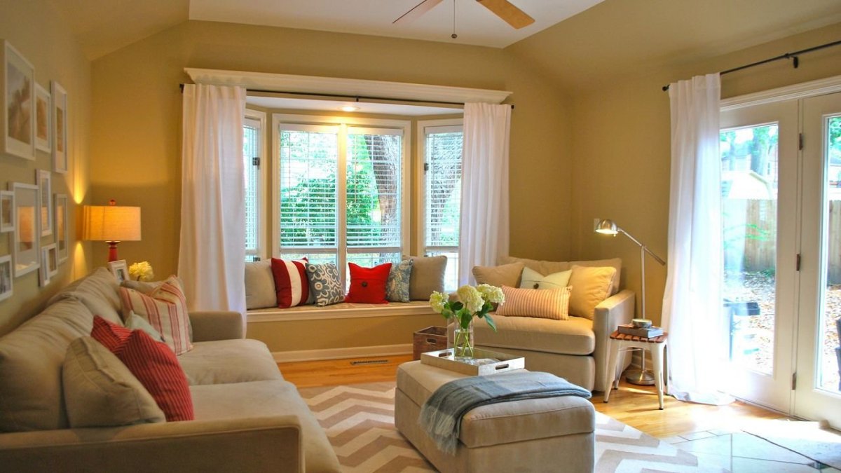 Интерьер комнаты с окном