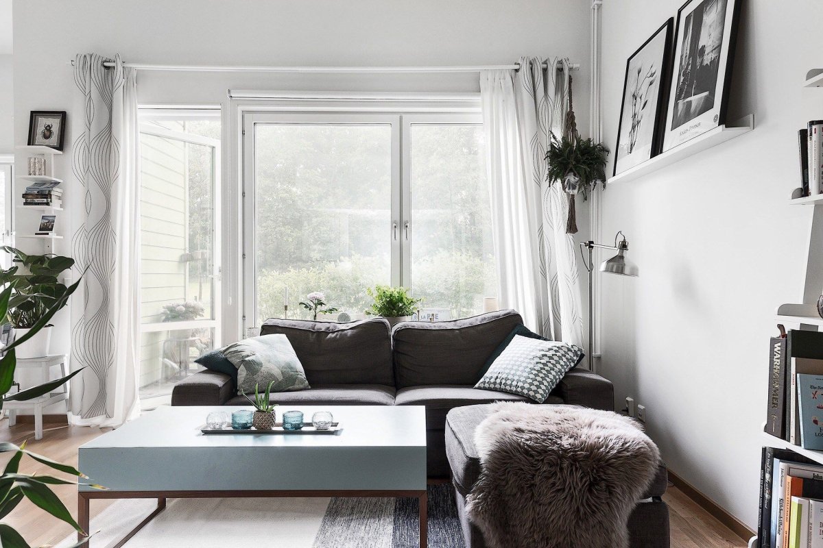 Окно за диваном в гостиной