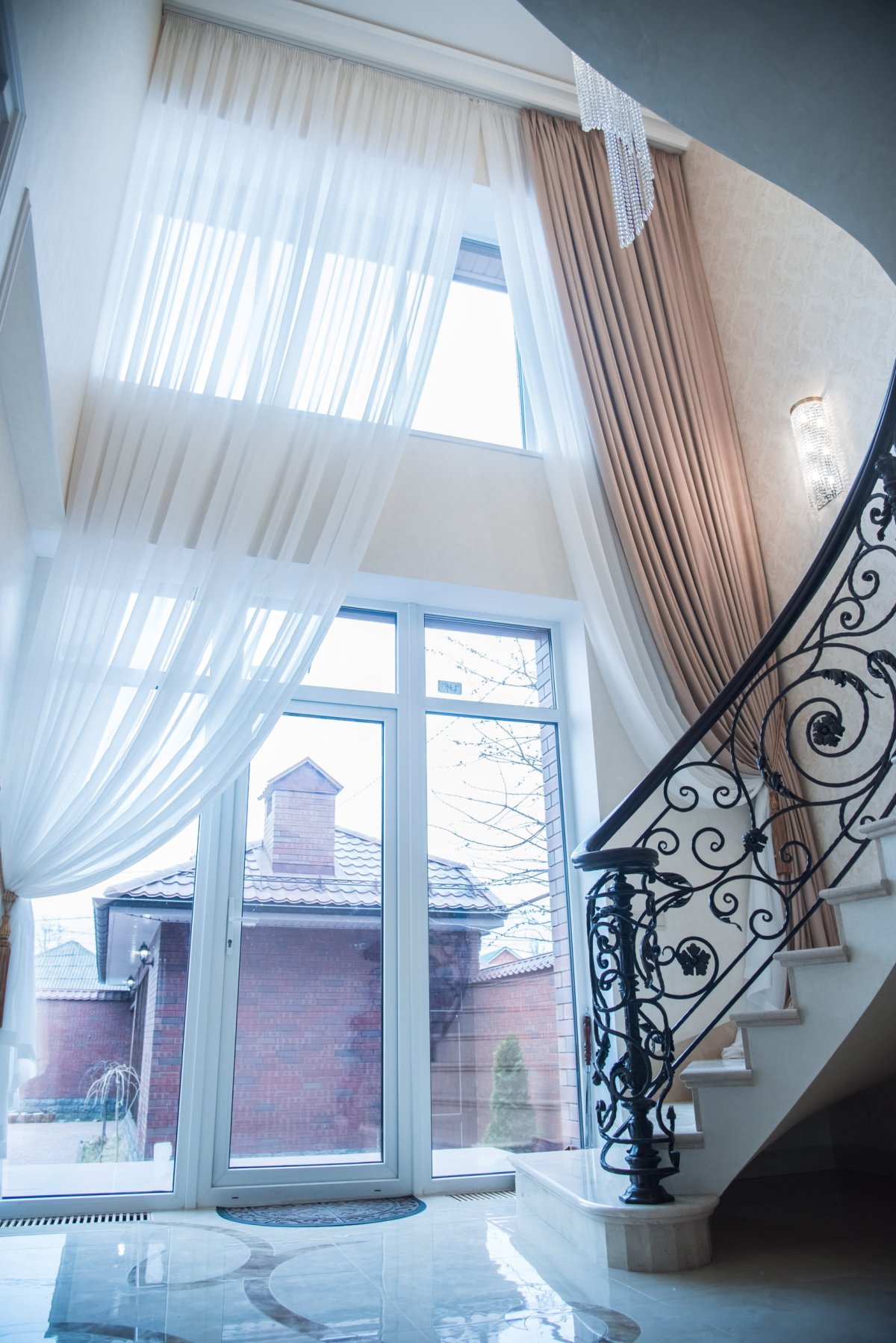 Шторы на лестничное окно