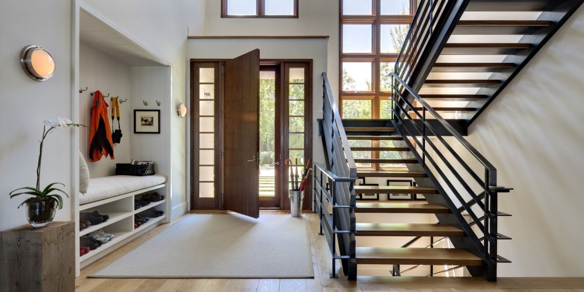 Окно на лестнице в коттедже