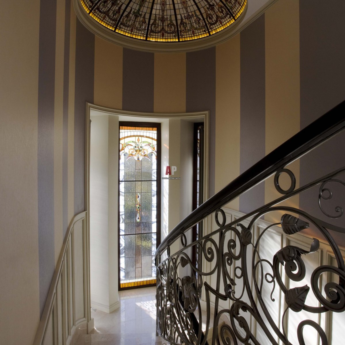 Витражное окно на лестнице