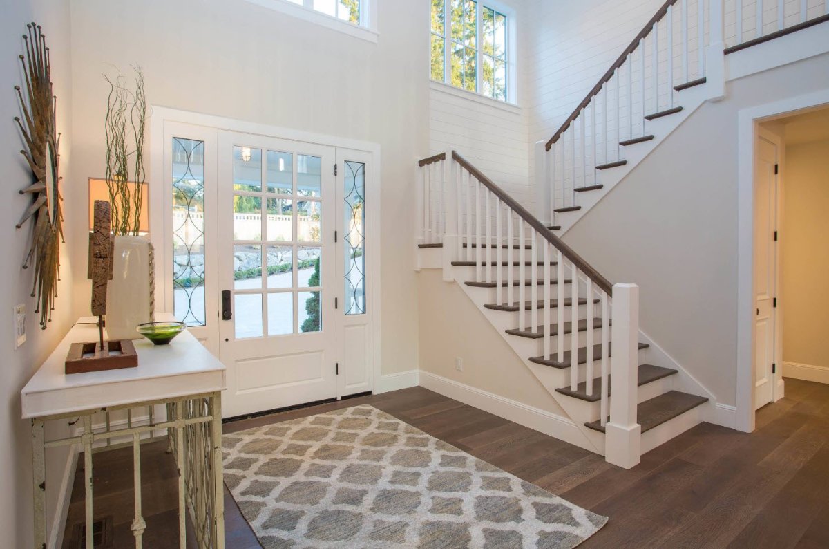 Окно над лестницей в частном доме