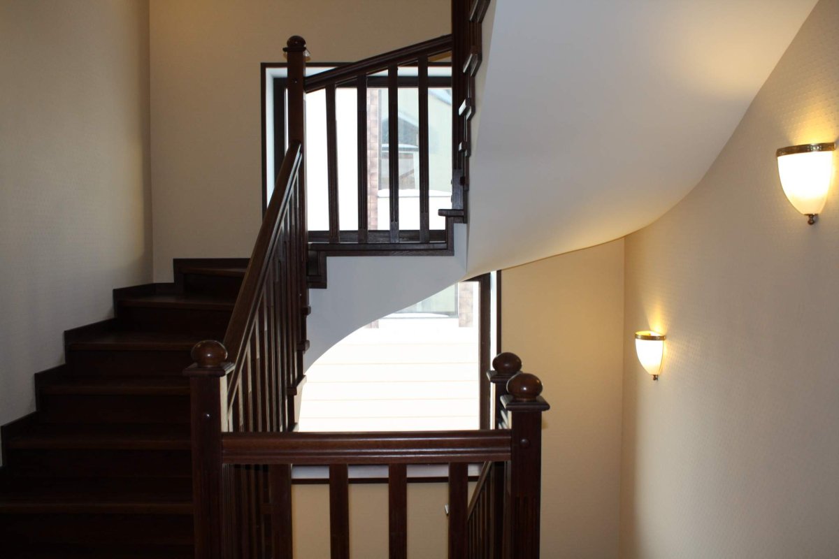 Лестничная клетка в коттедже