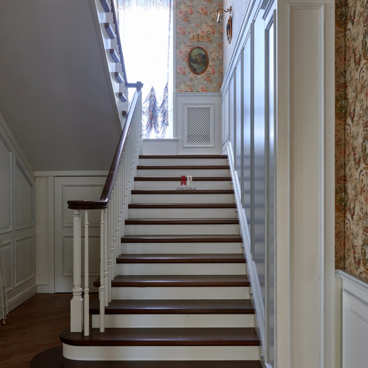 Окно на лестнице в частном доме