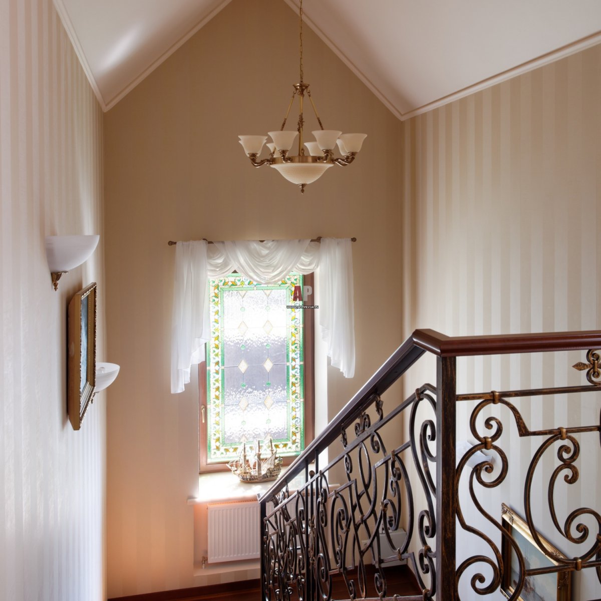 Лестничное окно в частном доме