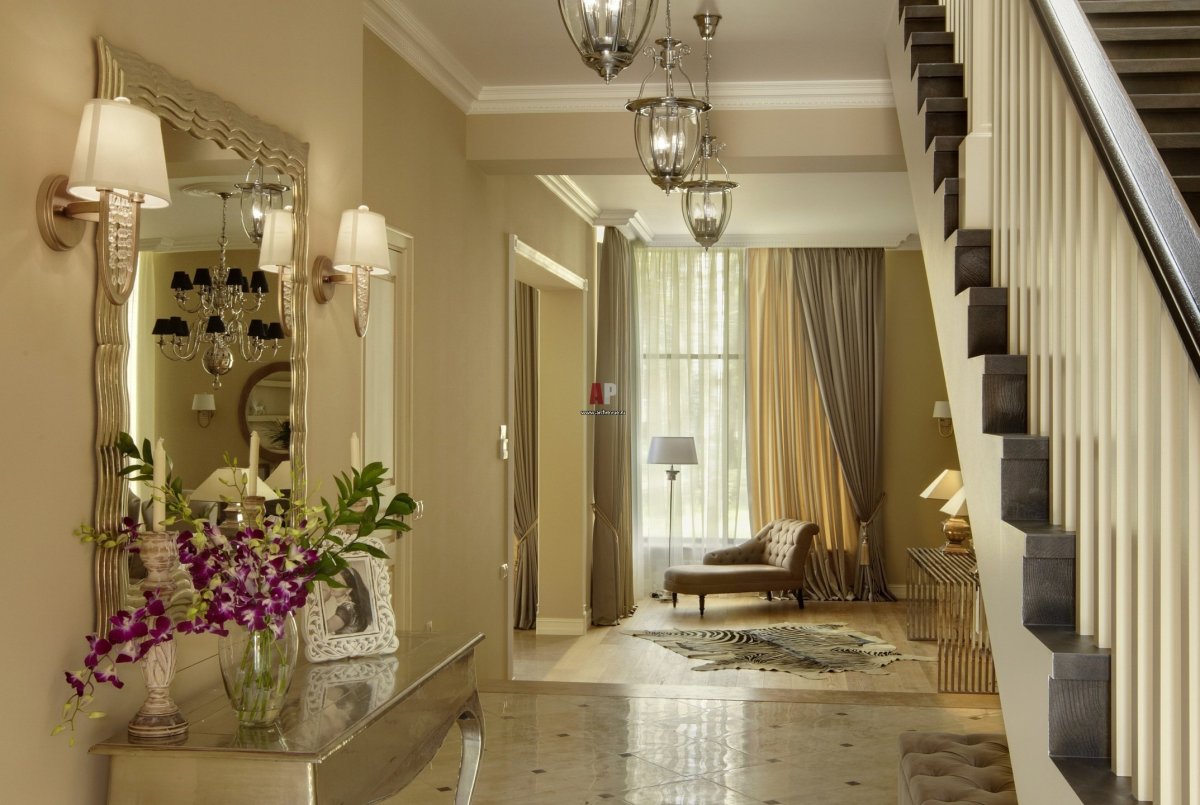 Неоклассика в интерьере холла