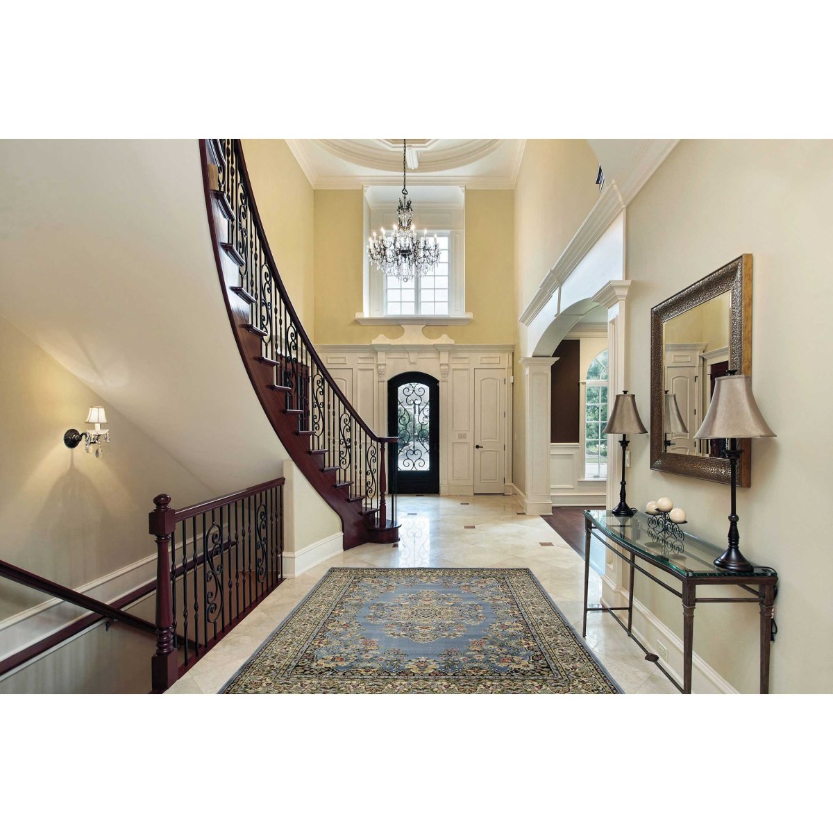 Окно на лестнице в доме