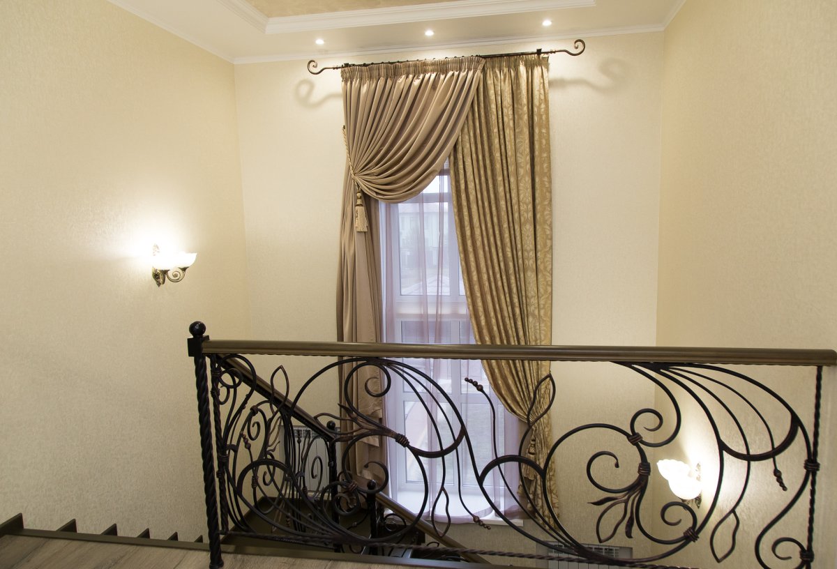 Карниз лестничного окна