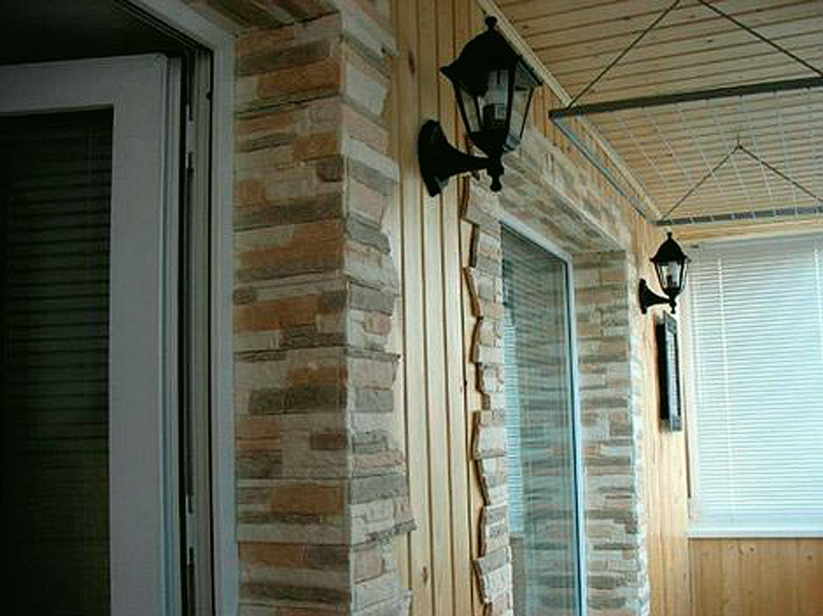 Оконные откосы декоративным камнем