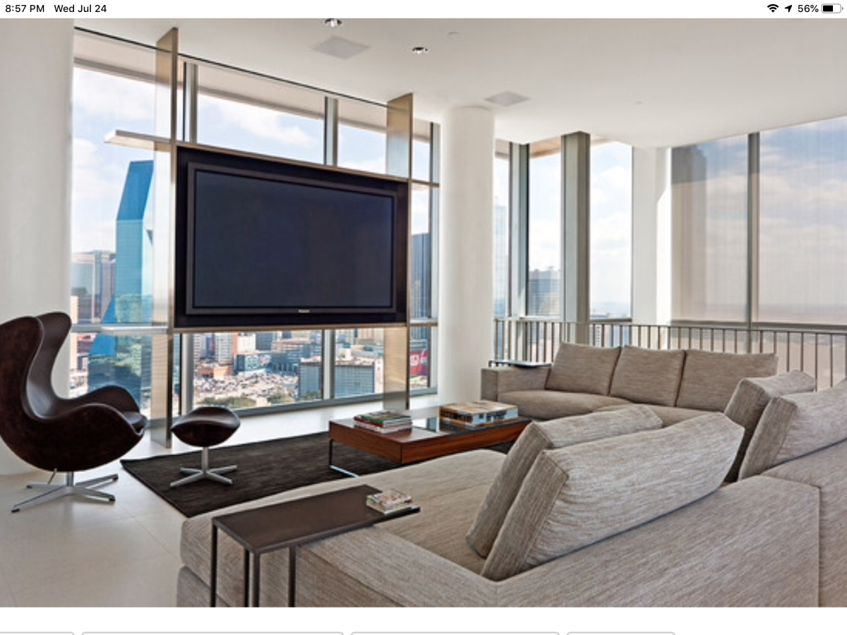 Телевизор у окна в интерьере гостиной