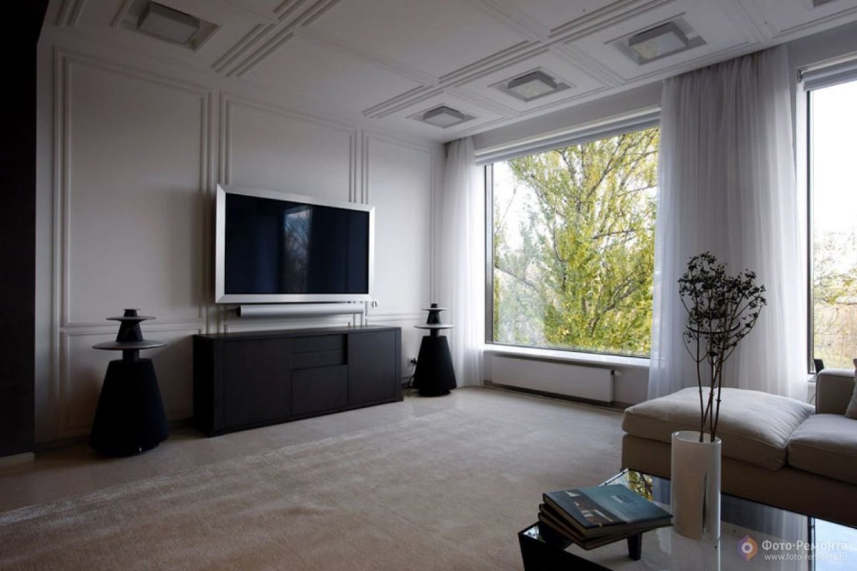 Черный телевизор в Светлом интерьере