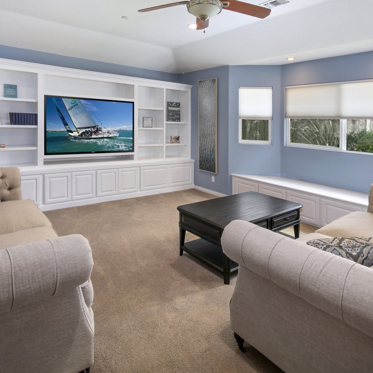 Телевизор у окна в интерьере