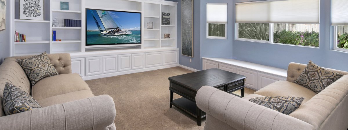 Мебель гостиной с телевизором у окна