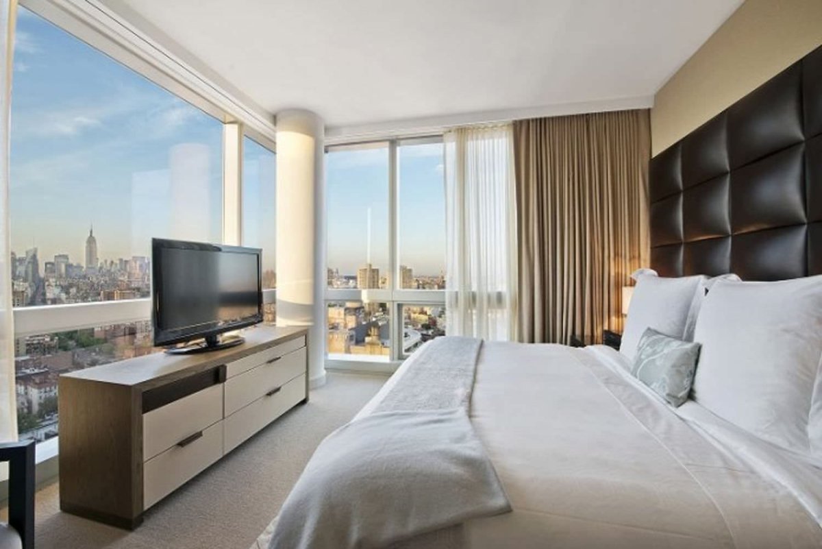 Спальня с панорамными окнами в квартире