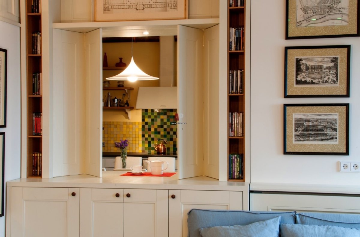 Окно в стене между кухней и гостиной