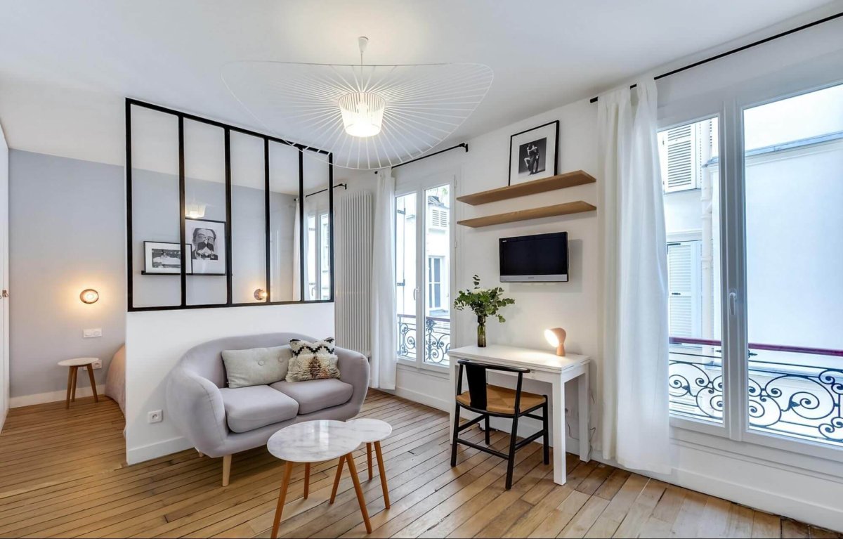 Окно между спальней и гостиной