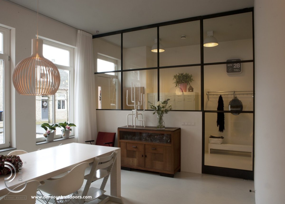 Стеклянная перегородка на кухне