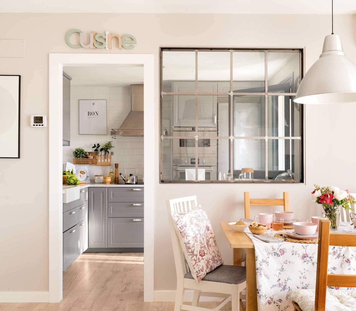 Раздаточное окно между кухней и гостиной