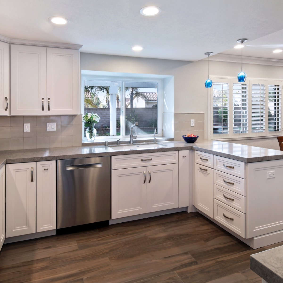 Современная кухня с окном