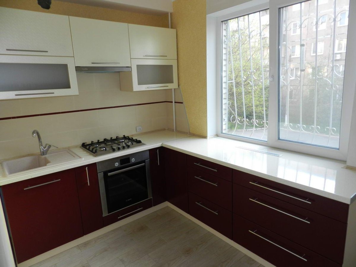 Угловая кухня с окном