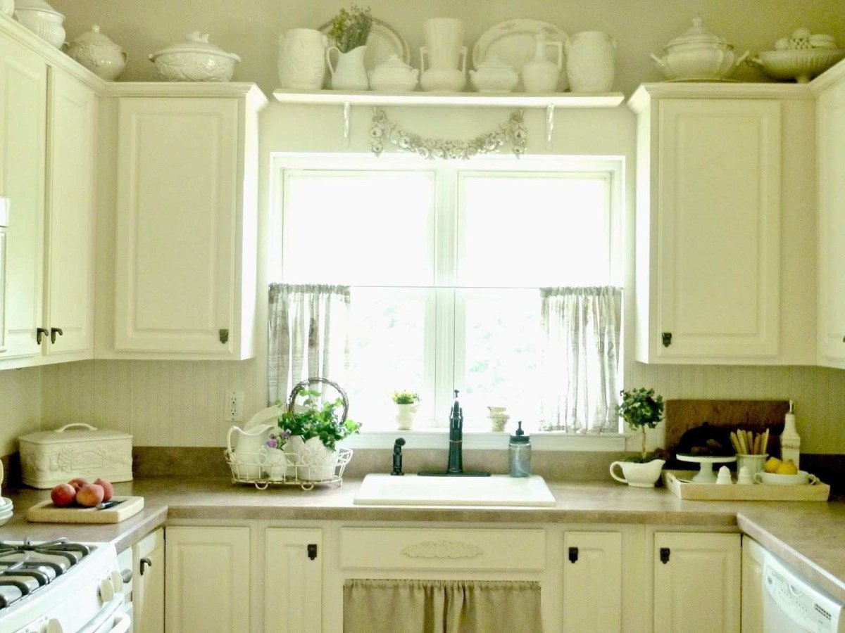 Интерьер кухни с окном