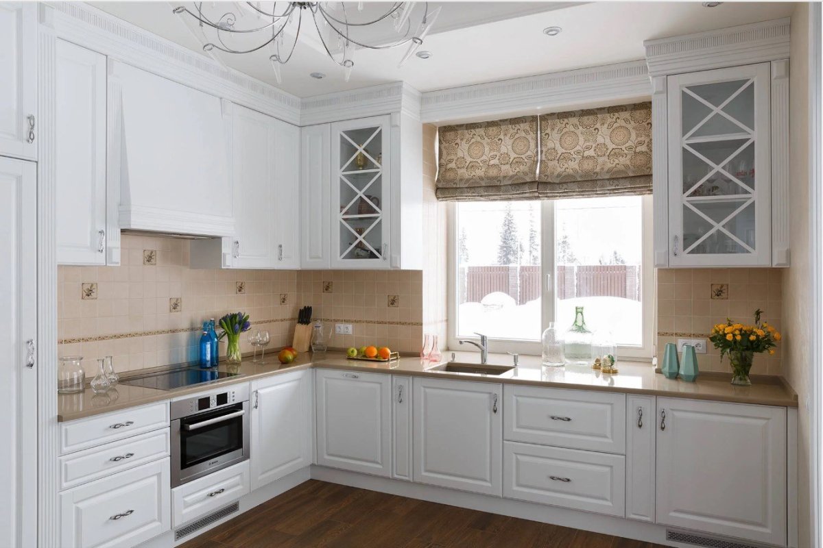 Светлая кухня с окном