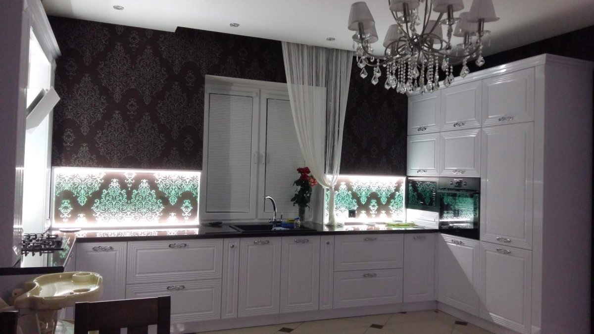 Рабочая стенка кухни с окном