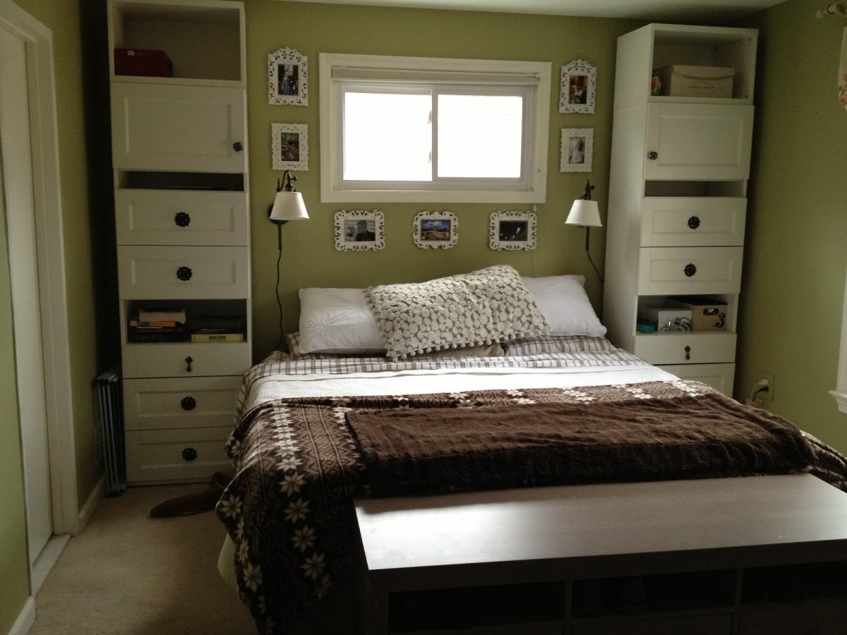 Узкая спальня с гардеробом