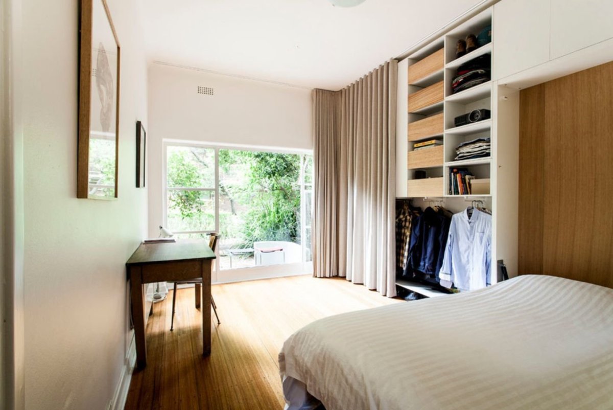 Узкая спальня с гардеробной