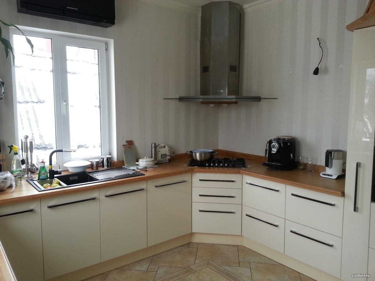 Угловая кухня с окном и барной стойкой