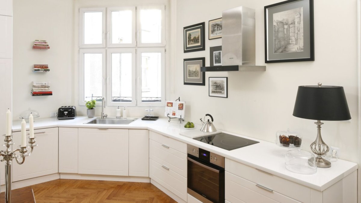 Кухонный гарнитур без верхних шкафов с окном