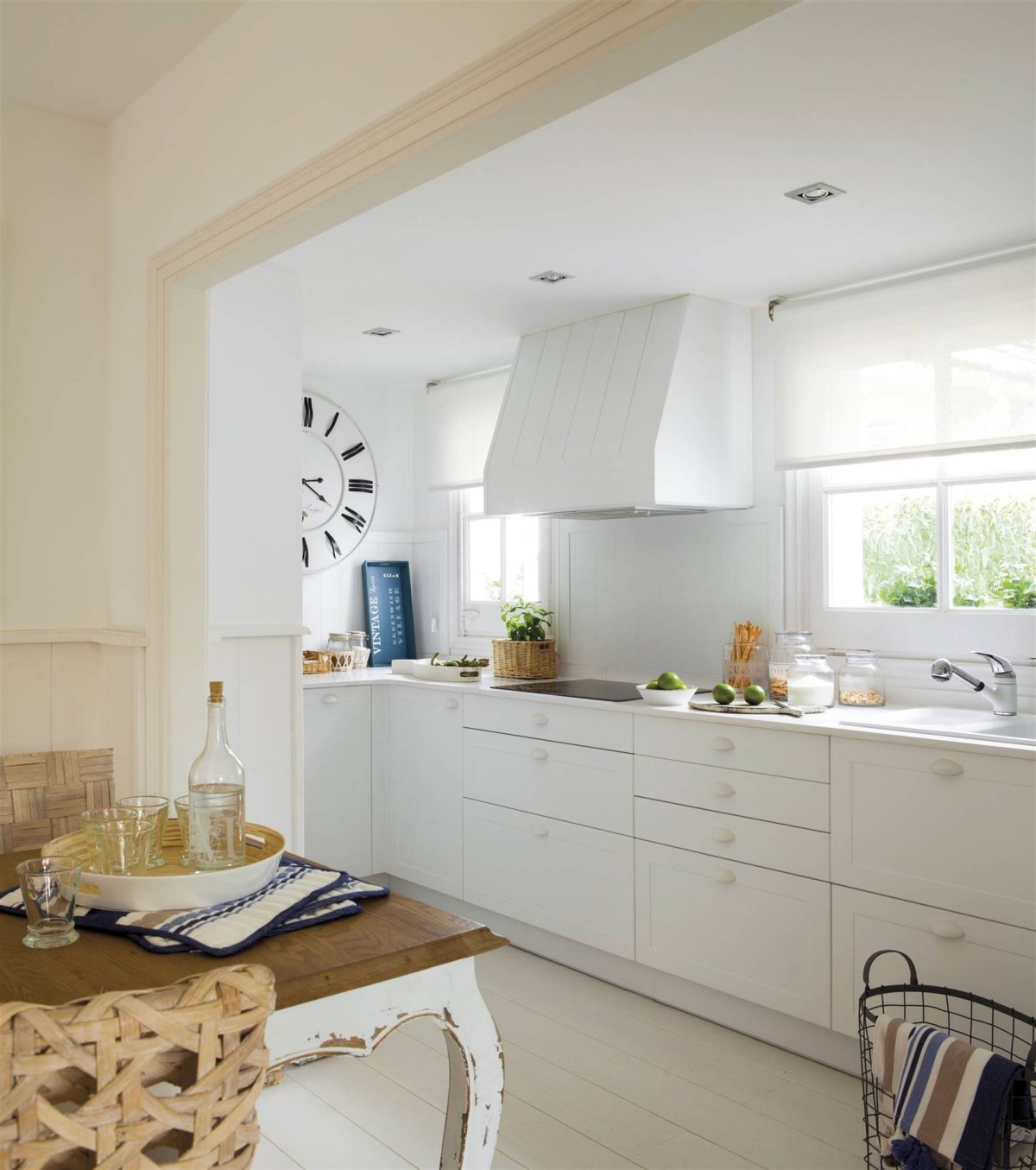 Кухни с окном в современном стиле