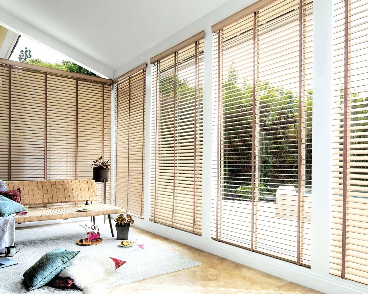 Жалюзи на панорамные окна в гостиной