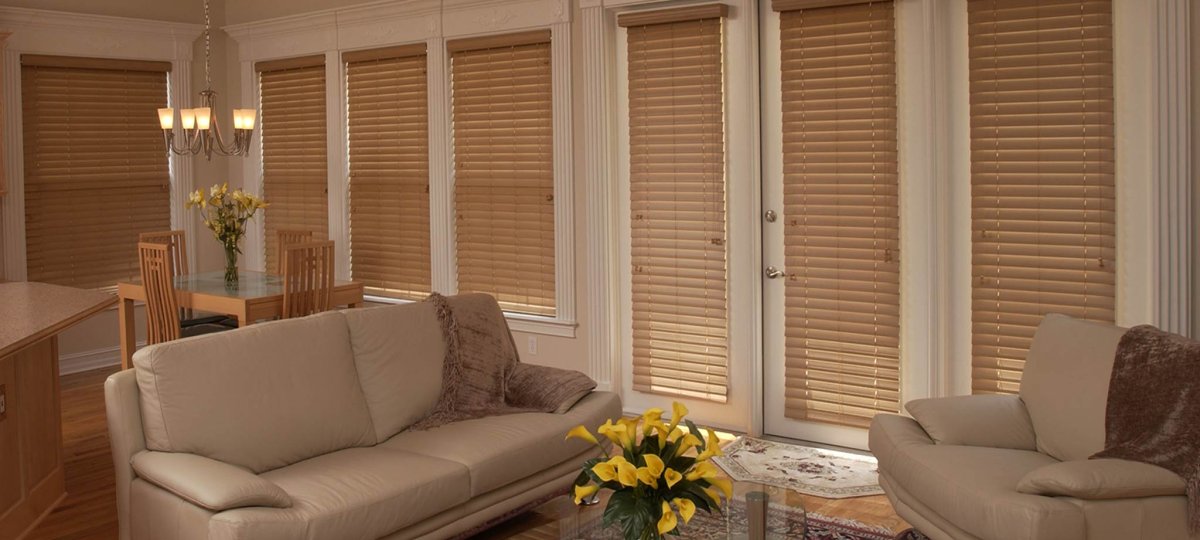 Деревянные жалюзи на панорамные окна