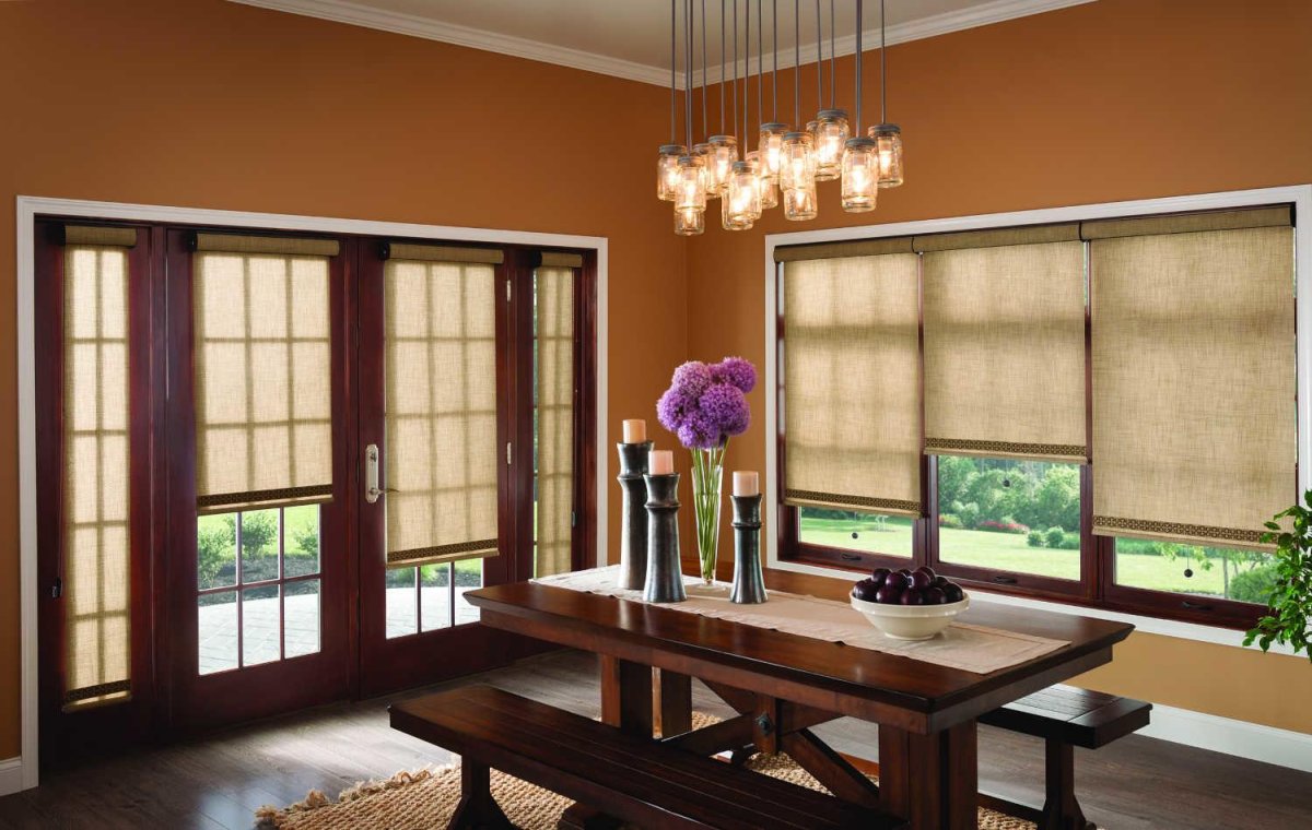 Деревянные жалюзи на витражном окне