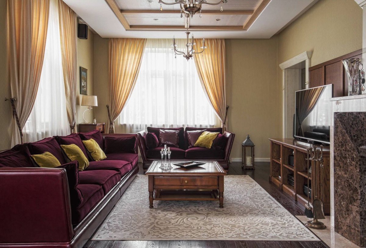 Интерьер зала в частном доме с двумя окнами