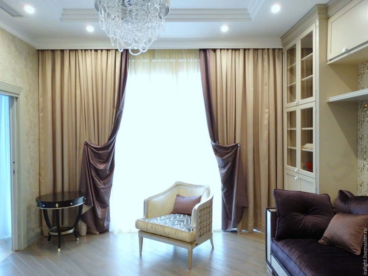 Гостиная с тремя окнами