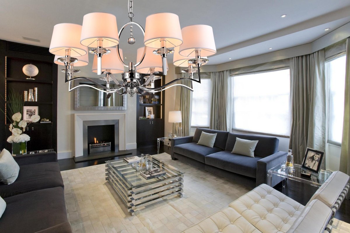 Гостиная с окном на длинной стене