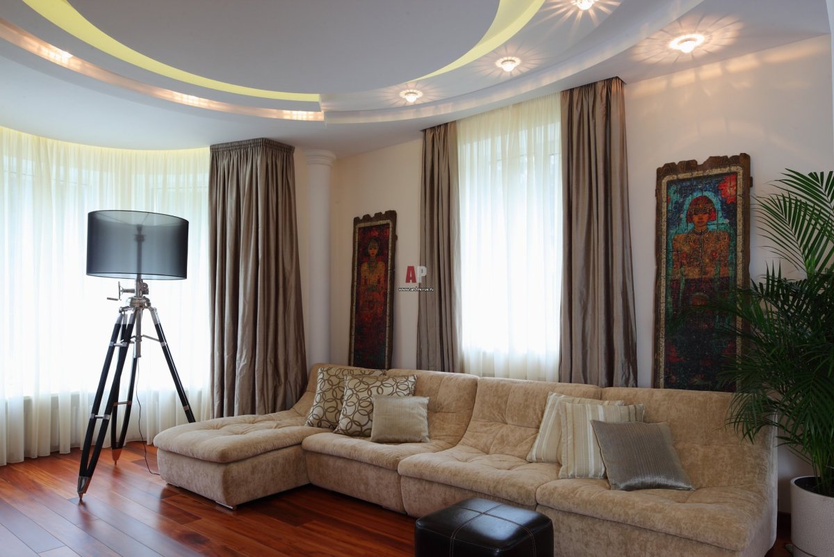 Планировка гостиной с двумя окнами