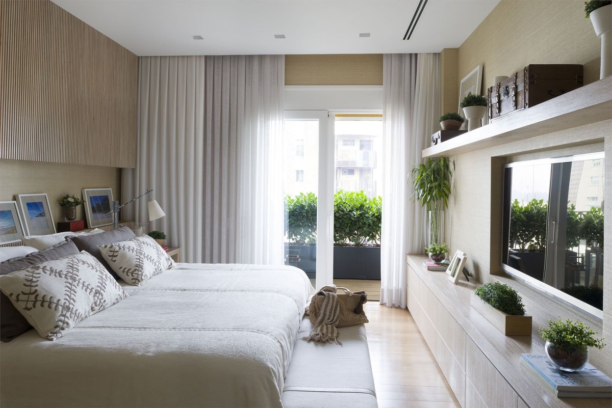 Изголовье кровати у окна в спальне