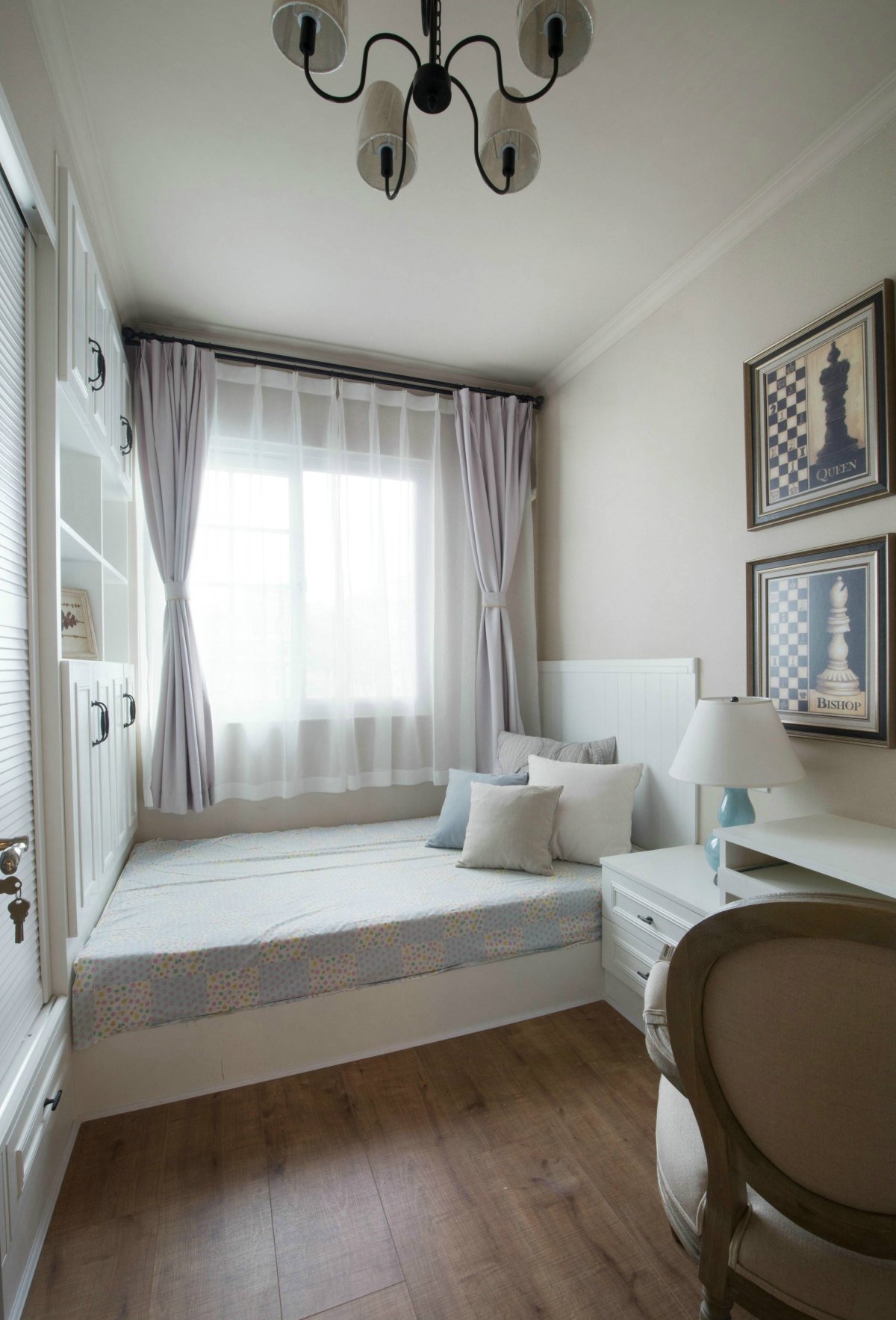 Узкая спальня