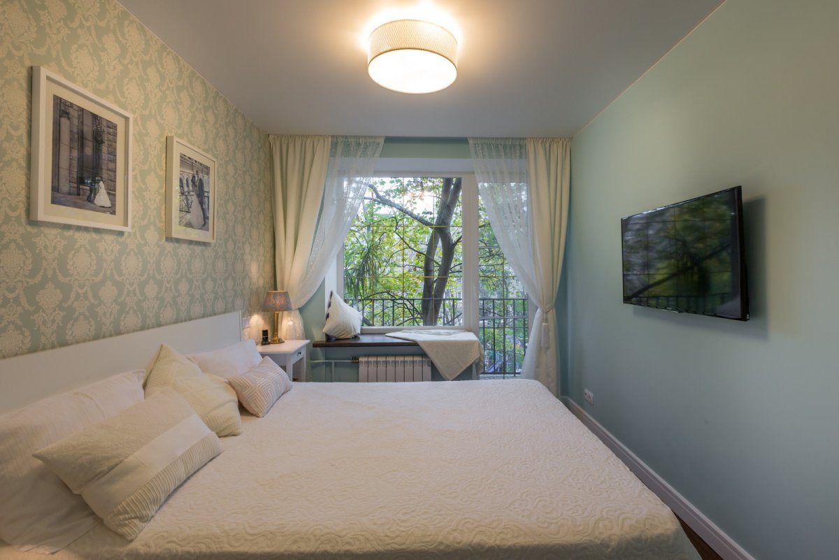 Спальня с подиумом у окна