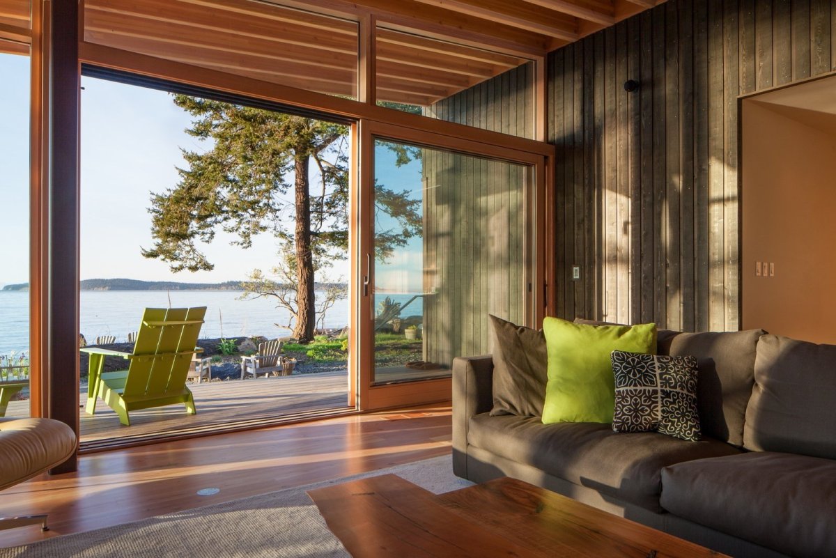 Гостиная с панорамным окном на террасу