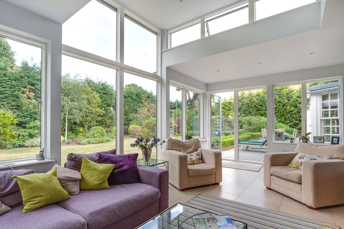 Комната с большими окнами веранда