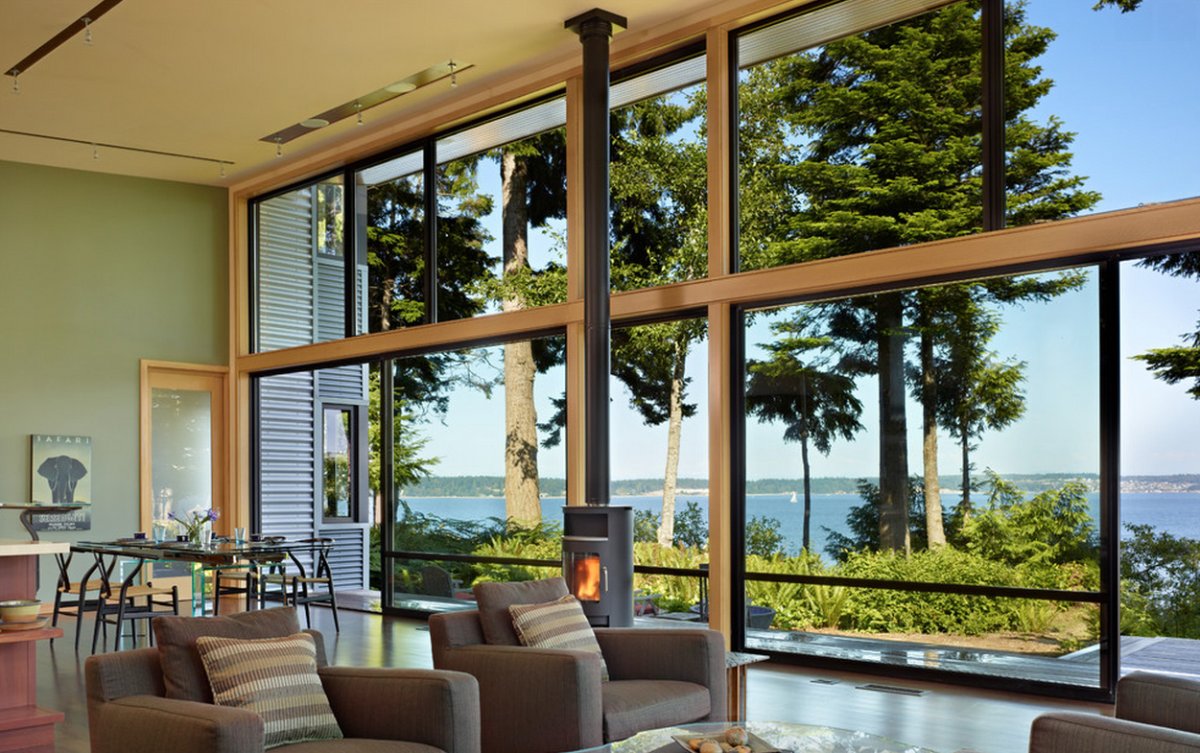 Дом с большими панорамными окнами