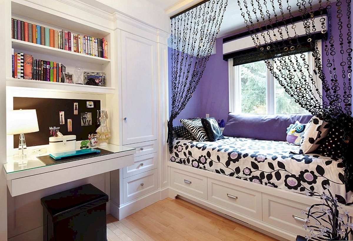 Письменный стол вдоль окна