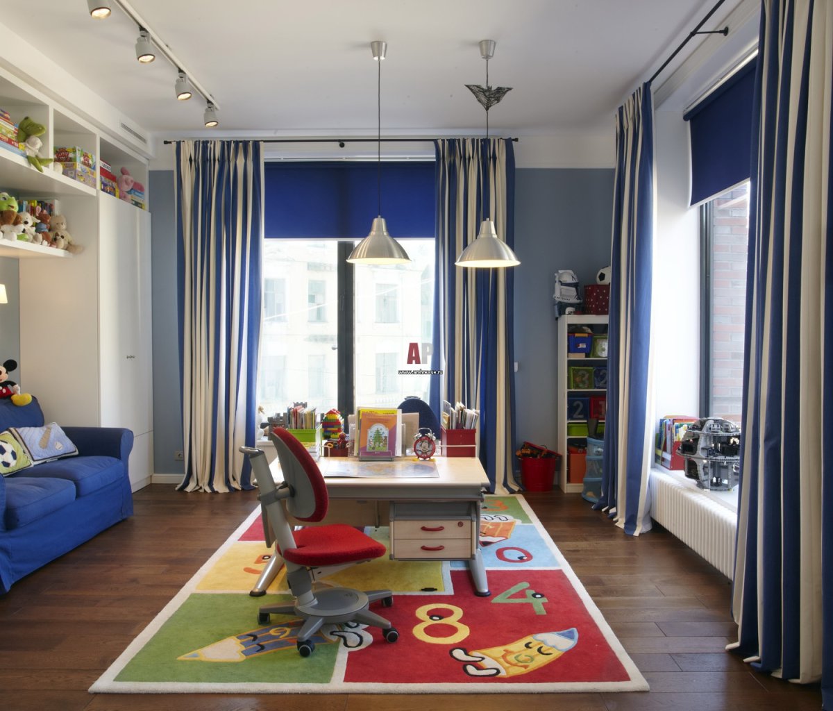 Кровать вдоль окна